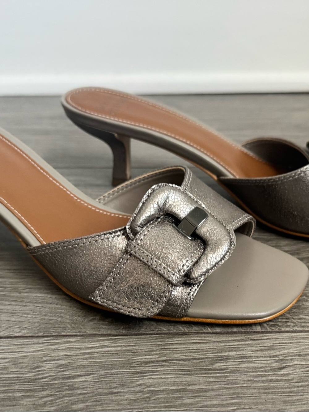 New Donald Pliner Cherry Metallic Buckle Slide Sandals size 8,5 - Picture 7 of 7